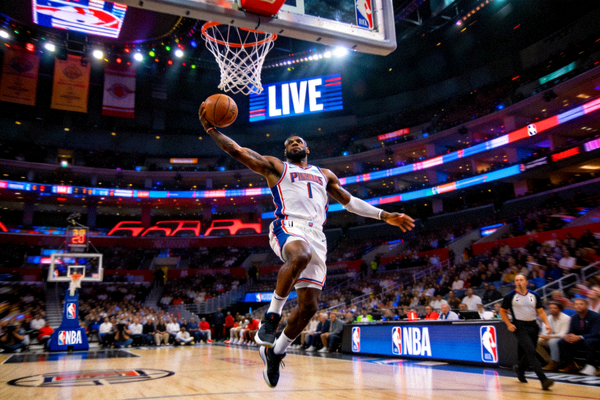 NBA篮球比赛直播画面，球员扣篮瞬间精彩镜头
